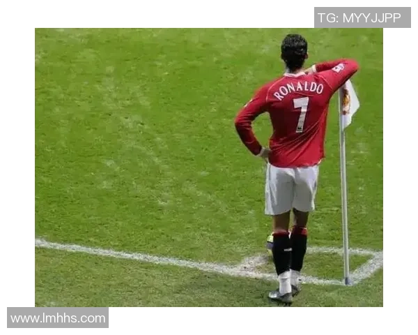 足球明星精彩瞬间踢角球的动感图片展示与分析